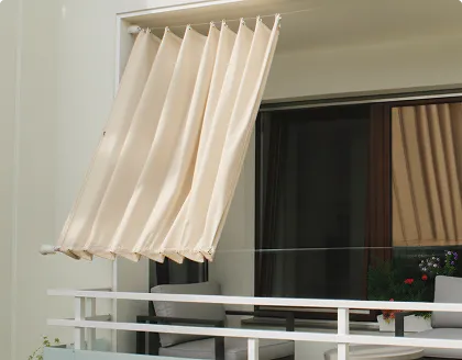 Beige Seilspannmarkise auf dem Balkon