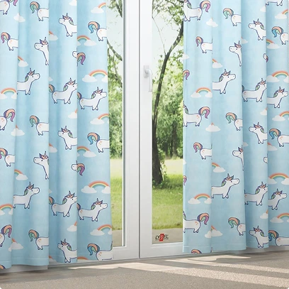 Schlaufenschal Lysel #2T Tapila in Pastellblau mit Einhorn- und Regenbogen-Motiv, ideal für Kinderzimmer