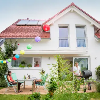 Sommerliche Gartenszene mit Fliegengitter Drehfenster Spannrahmen eines Einfamilienhauses